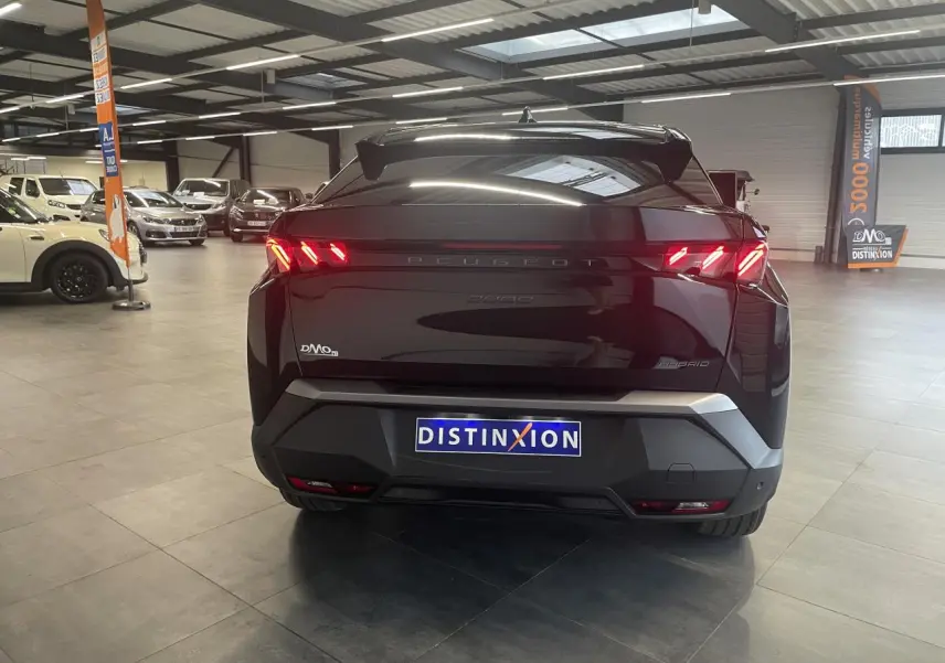 Vue arrière d’un Peugeot 3008 GT hybride noir métallisé avec feux arrière à griffes LED et bandeau noir laqué.