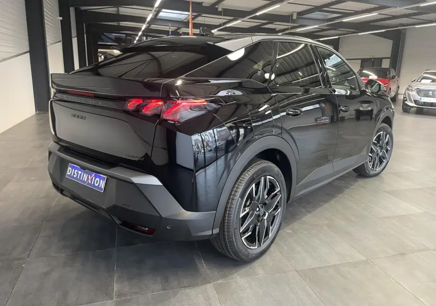 Vue 3/4 arrière droite du Peugeot 3008 GT noir métallisé avec feux arrière à griffes LED et jantes alliage 19 pouces.
