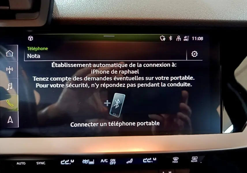 Écran tactile central affichant la connexion Bluetooth dans l’habitacle d’une Audi A3 gris foncé, vue de face.