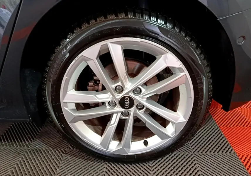 Gros plan sur la roue avant droite de l'Audi A3 gris foncé avec jante alliage à plusieurs branches.