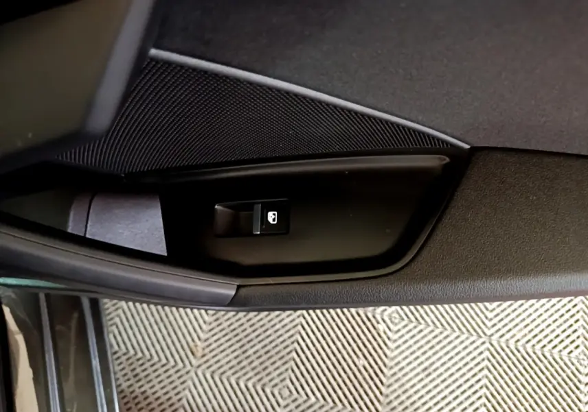 Détail de la commande de verrouillage sur la porte côté gauche d’une Audi A3 gris foncé 2021.
