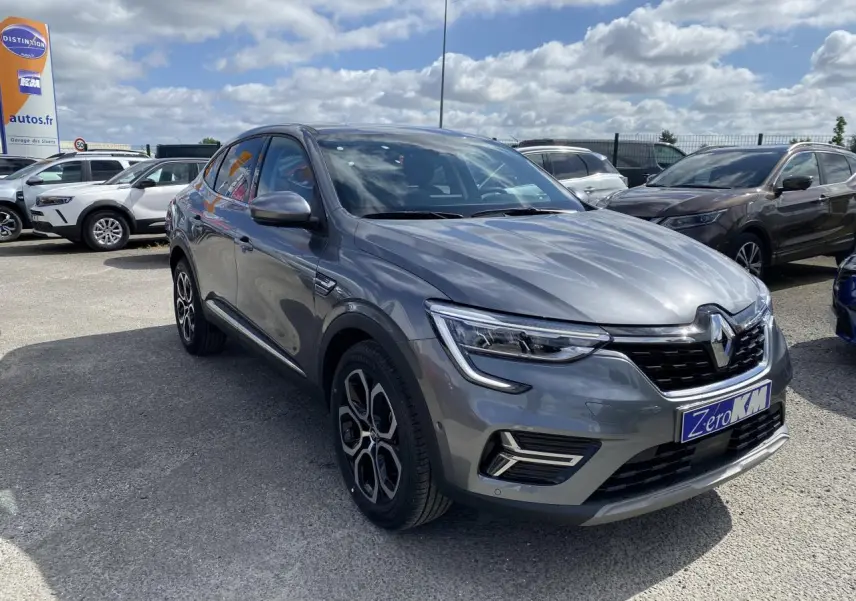 Renault Arkana gris foncé en 3/4 avant droit, avec projecteurs Full LED et jantes alliage distinctives.