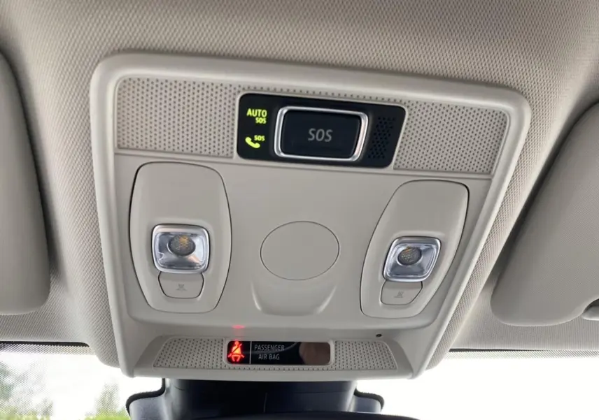 Vue intérieure du plafonnier avec commandes d’éclairage et bouton SOS du Renault Arkana gris foncé 2022.