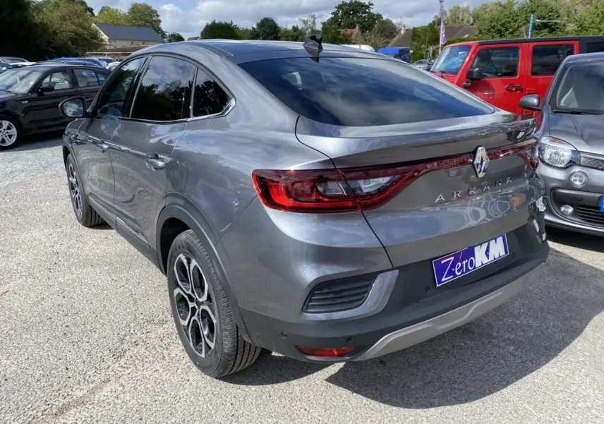 Renault Arkana gris foncé vu en 3/4 arrière droit, avec feux arrière LED et antenne aileron de requin.