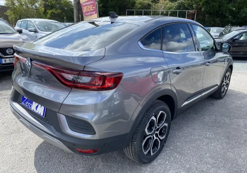 Vue 3/4 arrière droite d'un Renault Arkana gris foncé avec antenne aileron de requin et feux arrière LED.