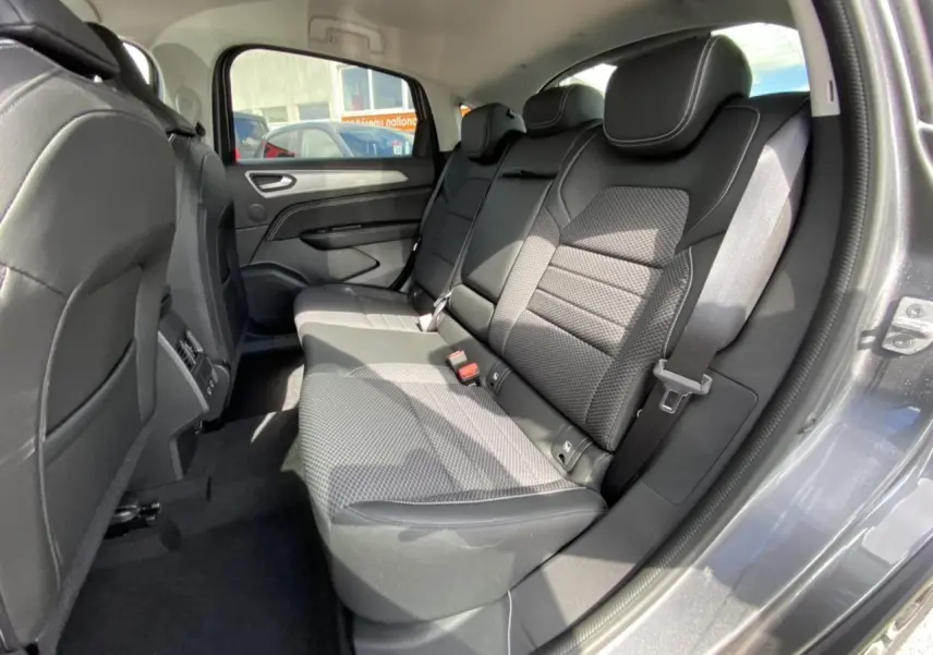Vue intérieure côté droit des sièges arrière en tissu et cuir noir du Renault Arkana gris foncé 2022.