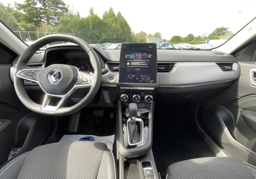 Vue intérieure frontale du Renault Arkana 1.3 Tce Intens 2022, avec tableau de bord moderne et écran tactile vertical.