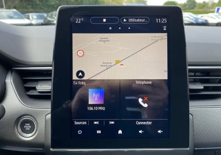 Écran tactile vertical du système multimédia Easy Link affichant la navigation et la radio dans un Renault Arkana 2022.