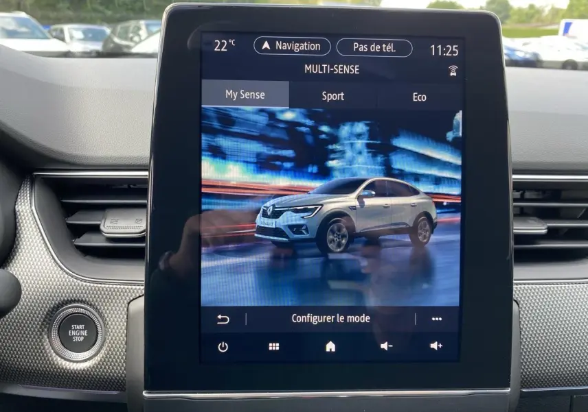 Écran tactile central affichant une Renault Arkana gris foncé en vue 3/4 avant dans le mode Multi-Sense.