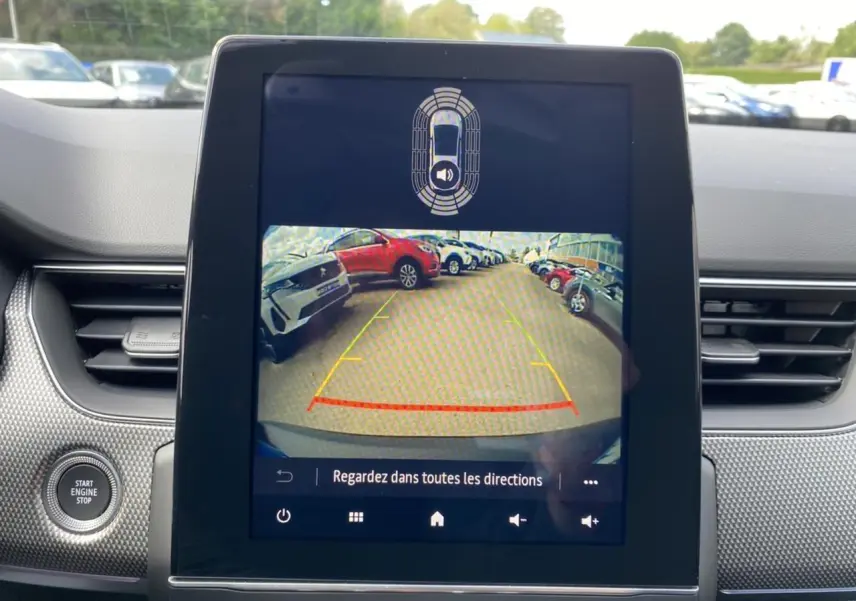 Écran tactile central montrant la caméra de recul du Renault Arkana 2022, intérieur gris foncé avec bouton start/stop visible.