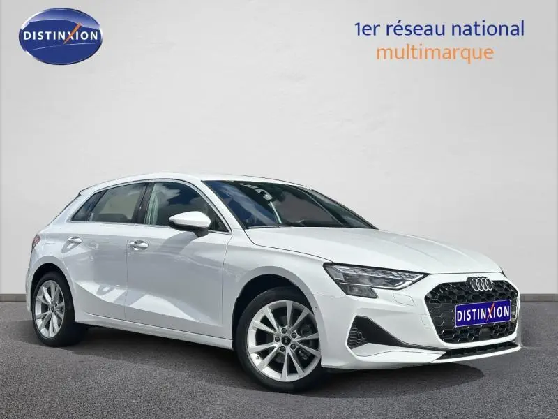Audi A3 Sportback hybride blanche vue en 3/4 avant droit avec calandre noire et jantes alu.