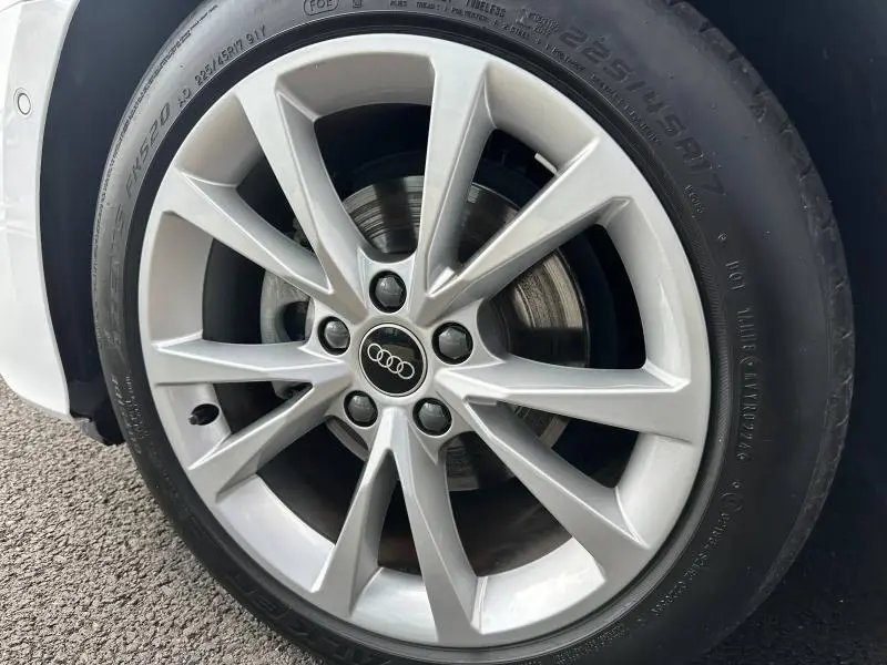 Gros plan sur la jante alu argentée de l'Audi A3 Sportback 2024 avec logo Audi au centre, pneu noir visible.