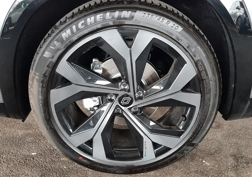 Gros plan sur la roue avant droite du Renault Austral E-Tech gris schiste satin avec jante bi-ton Alpine et pneu Michelin.