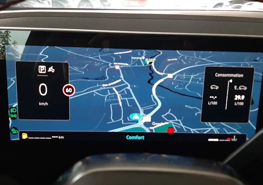 Écran numérique du tableau de bord du Renault Austral 2025 affichant la navigation et la consommation en mode confort.