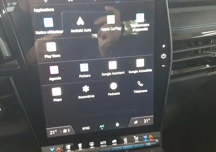 Écran tactile central du Renault Austral E-Tech 2025 avec interface connectée et commandes climatisation en bas.