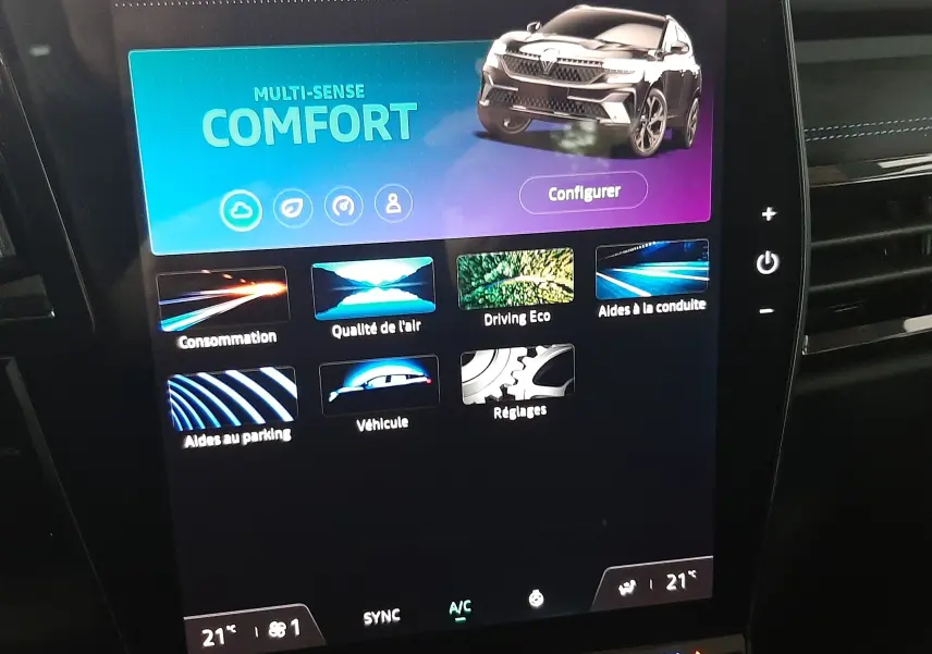 Écran tactile central du Renault Austral 2025 affichant le mode de conduite "Comfort" avec une image 3D du SUV gris schiste satin.