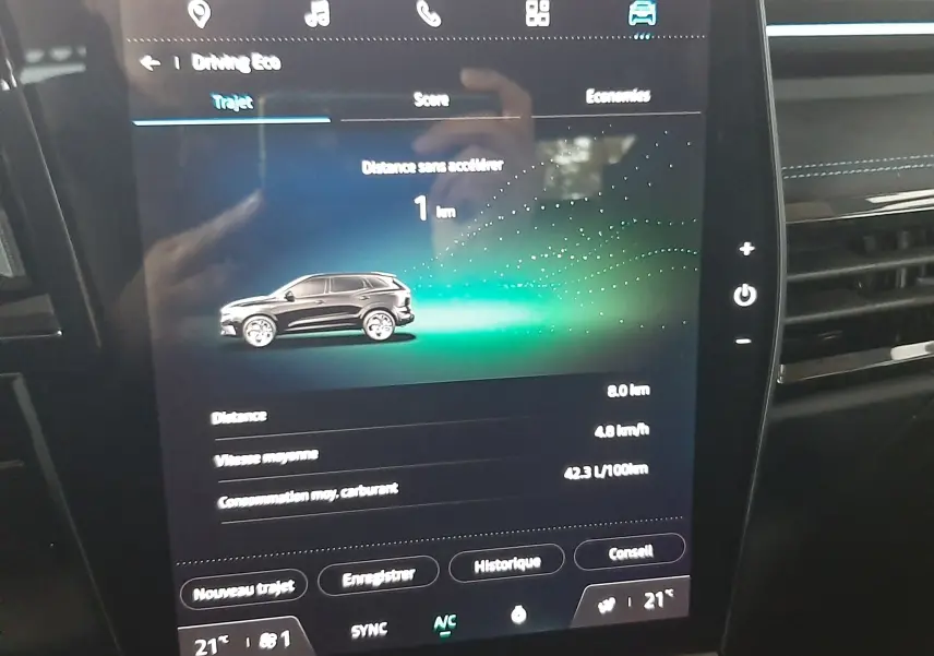 Écran tactile central du Renault Austral 2025 montrant l'interface Driving Eco avec un SUV gris schiste satiné en profil.