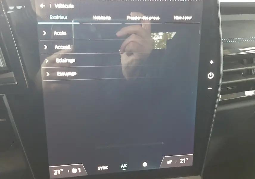 Écran tactile central du Renault Austral E-Tech gris schiste, affichant le menu des réglages véhicule en intérieur.