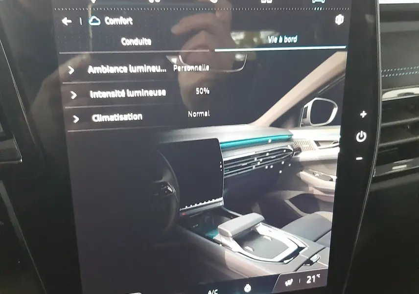 Vue intérieure de la planche de bord du Renault Austral E-Tech gris schiste satin, avec écran tactile central et ambiance lumineuse réglable.