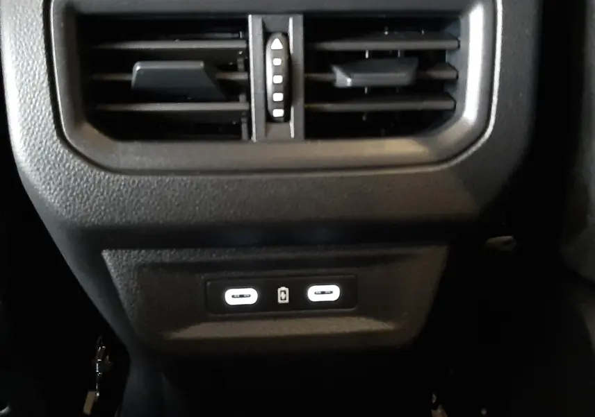 Gros plan sur la sortie d'air arrière noire et les deux ports USB-C du Renault Austral E-Tech Hybrid 2025.