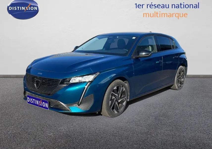 Peugeot 308 2024 bleu obsession métal en 3/4 avant droit, avec jantes alliage et feux LED distinctifs.