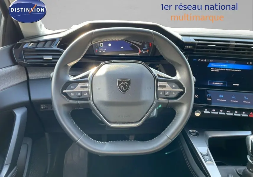 Vue centrée sur le volant cuir noir et le tableau de bord numérique de la Peugeot 308 1.2 PureTech 130ch Allure 2024.