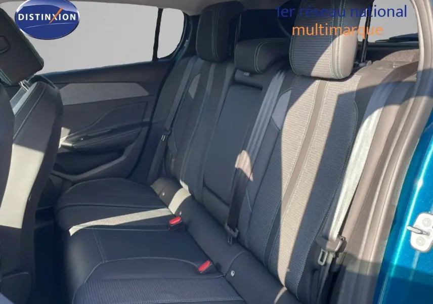 Vue intérieure côté droit des sièges arrière en tissu et cuir gris noir d'une Peugeot 308 bleu obsession métal 2024.