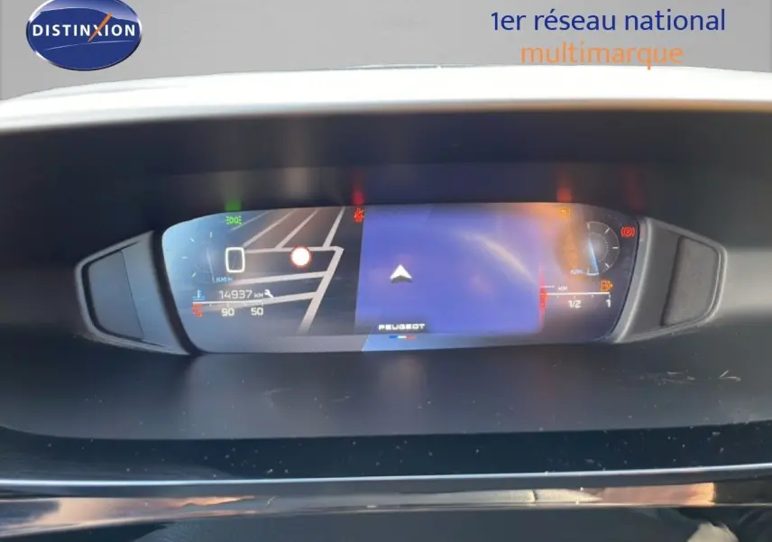 Tableau de bord numérique Peugeot 308 2024 affichant la navigation et les indicateurs de vitesse et carburant.