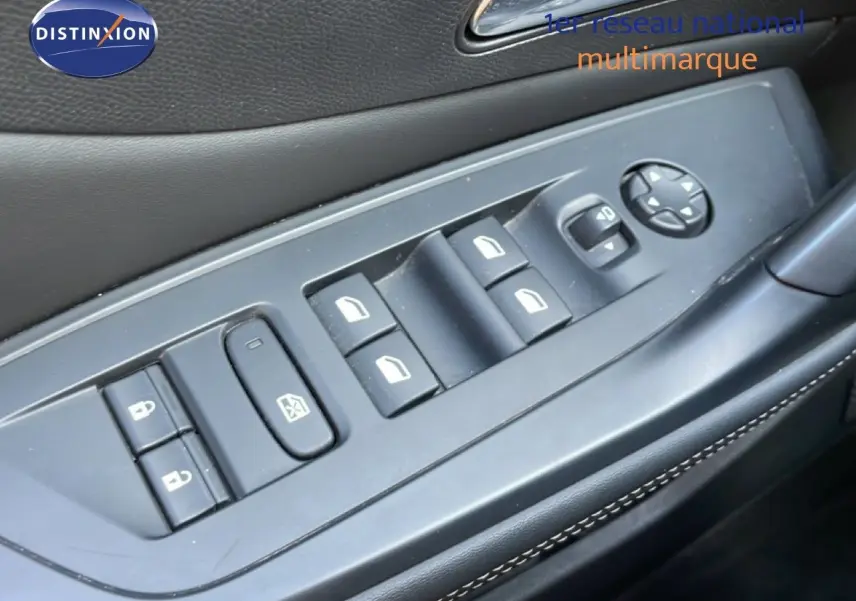 Panneau de commandes des vitres et rétroviseurs côté conducteur en plastique noir avec surpiqûres blanches, intérieur Peugeot 308 2024.