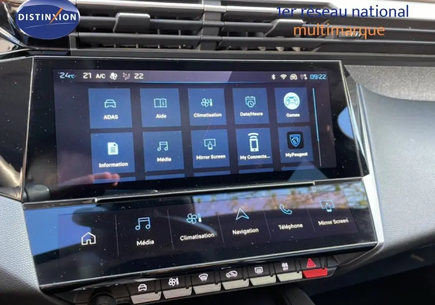 Intérieur de la Peugeot 308 2024, vue sur l’écran tactile central avec interface multimédia et commandes climatisation.