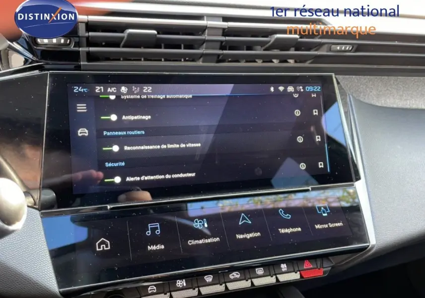 Écran tactile central de la Peugeot 308 1.2 PureTech 130ch Allure 2024, vue intérieure du tableau de bord.