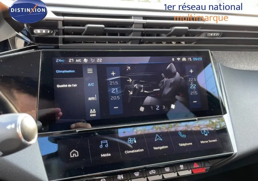 Écran tactile central de la Peugeot 308 2024 montrant les réglages de climatisation et les options multimédia.