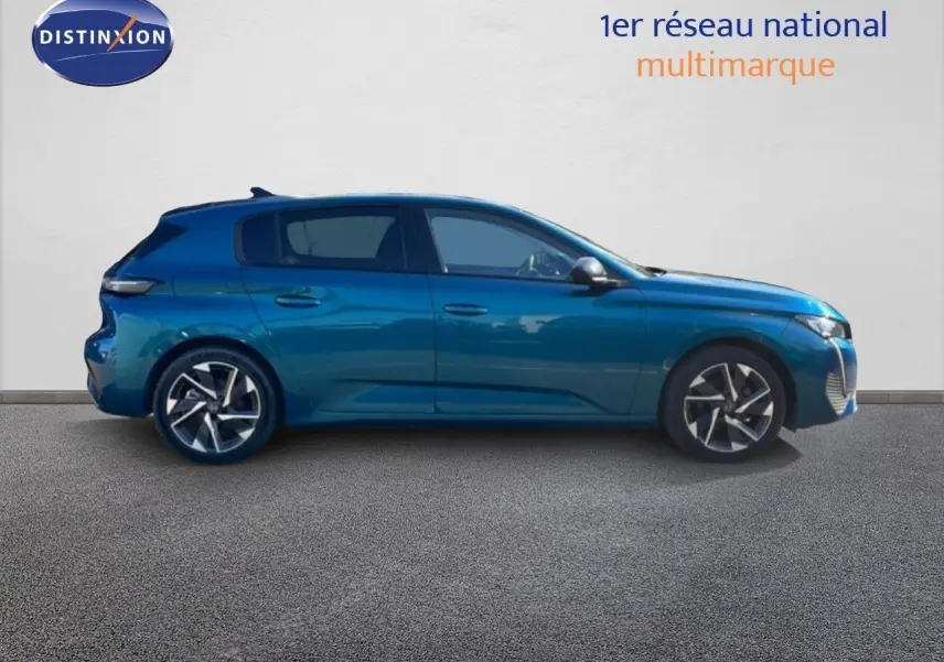 Peugeot 308 1.2 PureTech 130ch Allure bleu obsession métal vue de profil côté gauche sur fond neutre.