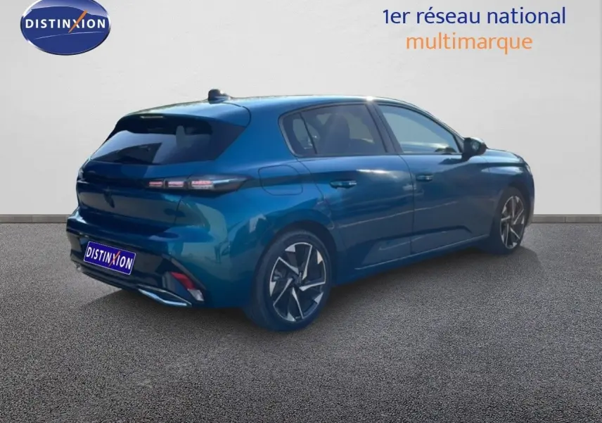 Peugeot 308 bleu Obsession métal vue 3/4 arrière droit, avec jantes alliage et feux arrière LED distinctifs.