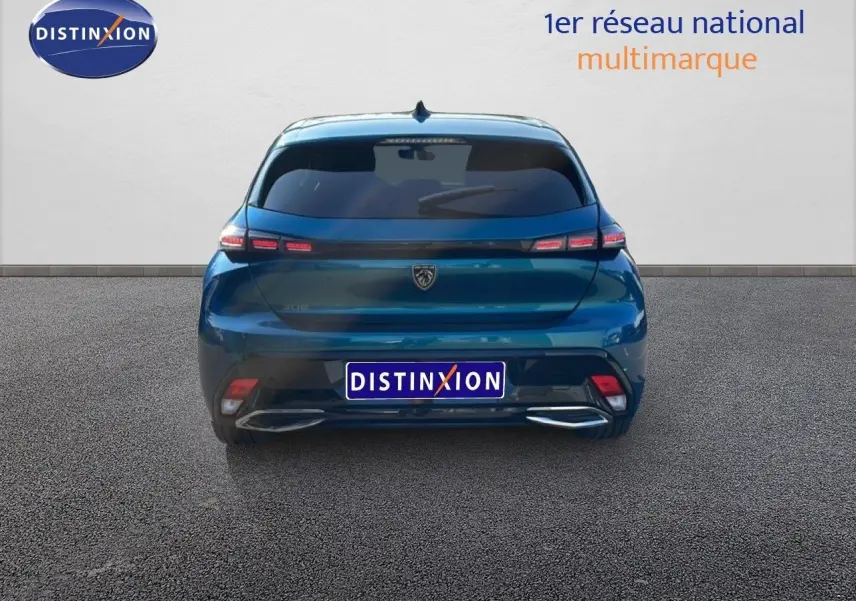 Vue arrière d'une Peugeot 308 1.2 PureTech 130ch Allure en bleu obsession métal avec feux LED distinctifs.