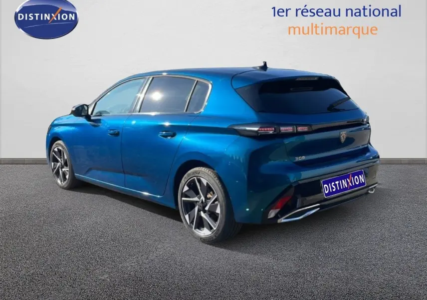 Peugeot 308 bleu obsession métal vue 3/4 arrière droit, avec jantes alliage et feux arrière LED distinctifs.