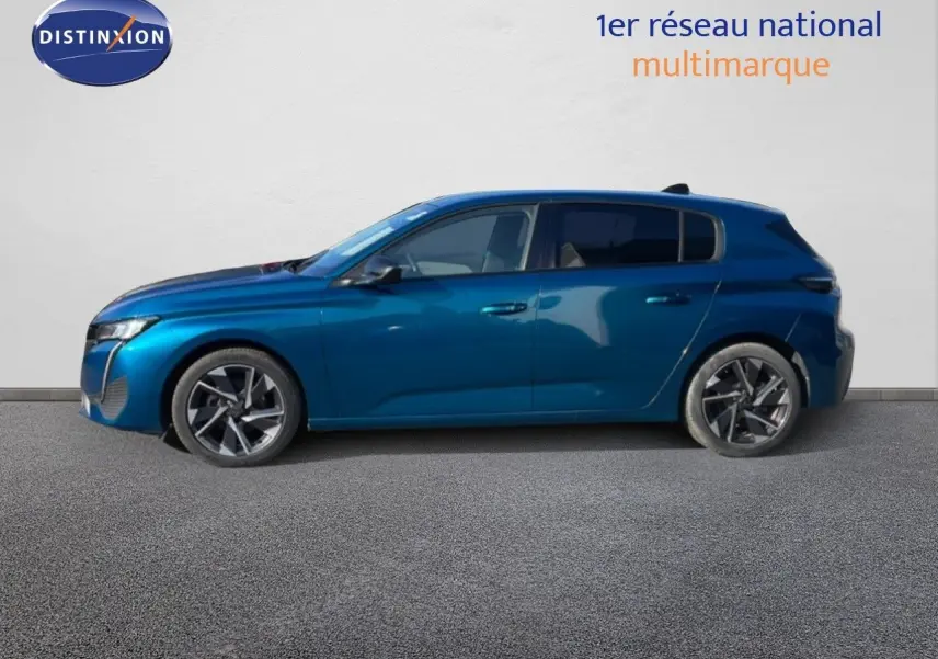 Profil côté gauche de la Peugeot 308 2024 bleu obsession métal, avec jantes alliage et lignes dynamiques visibles.