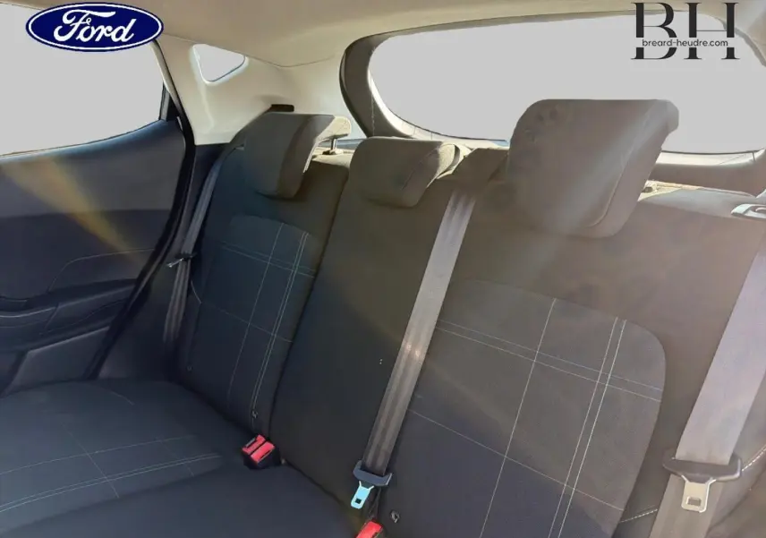 Vue intérieure de la banquette arrière en tissu noir à motifs gris de la Ford Fiesta 2018, avec ceintures de sécurité visibles.