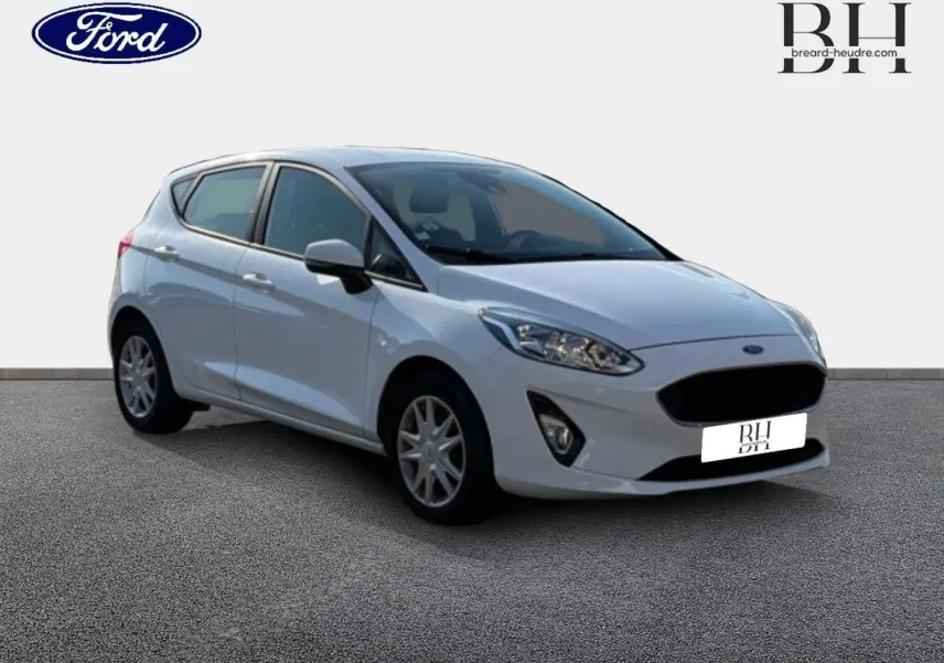 Ford Fiesta blanc Glacier vue 3/4 avant droit, avec calandre noire et jantes alliage visibles.