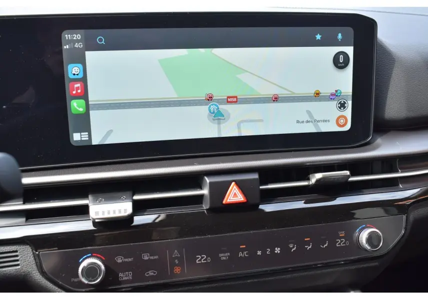 Détail de la console centrale du Kia Sportage hybride 2026 avec écran tactile 12,3 pouces et commandes climatisation digitales.