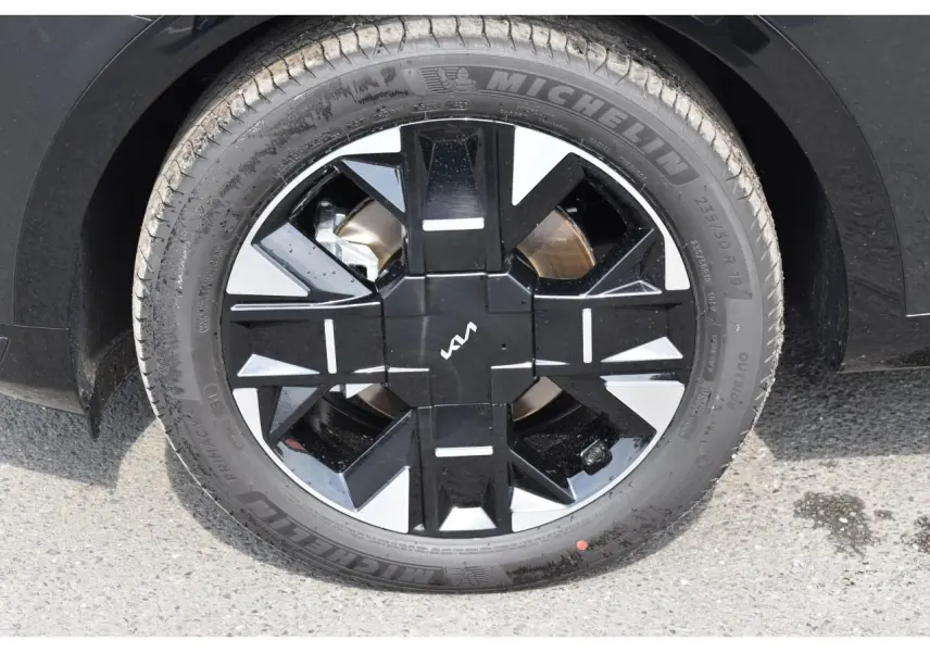 Gros plan sur la jante 19 pouces noire et argentée du KIA SPORTAGE hybride 2026 avec logo central KIA.