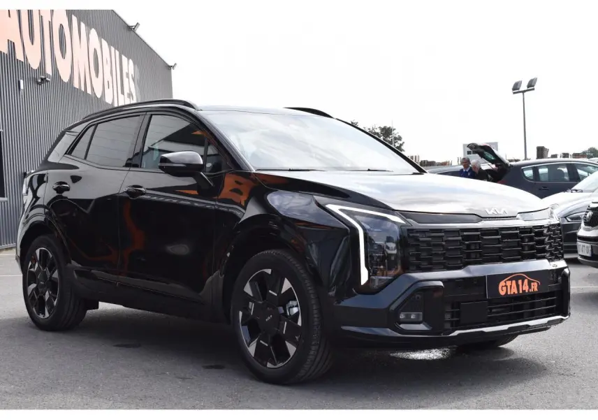 KIA SPORTAGE hybride noir vu en 3/4 avant droit avec jantes 19 pouces et signature lumineuse LED distinctive.