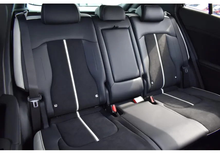 Vue rapprochée des sièges arrière bi-ton noir Abysse et gris écume du Kia Sportage hybride 2026.