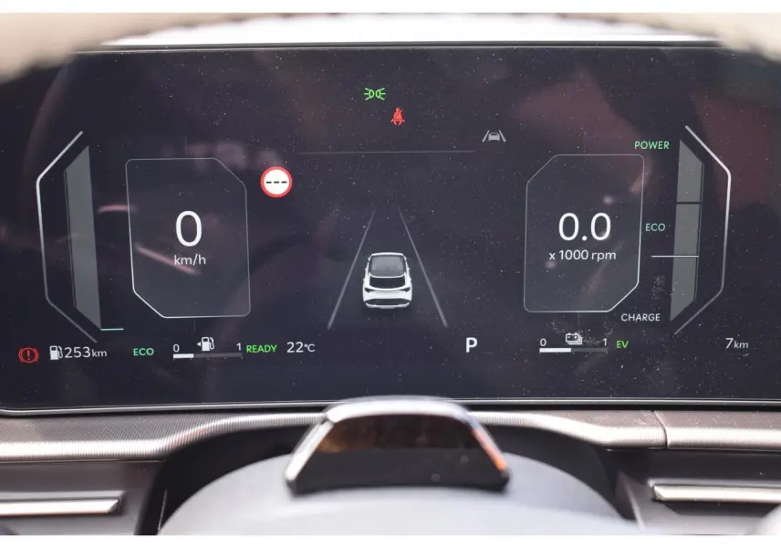 Combiné d'instrumentation digital 12,3'' du Kia Sportage hybride noir, affichant vitesse, régime et aides à la conduite.