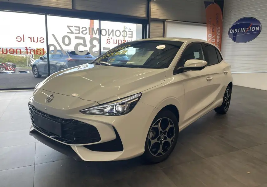 Vue 3/4 avant droite d'une MG3 blanche 2026 avec jantes alliage et phares LED en showroom.