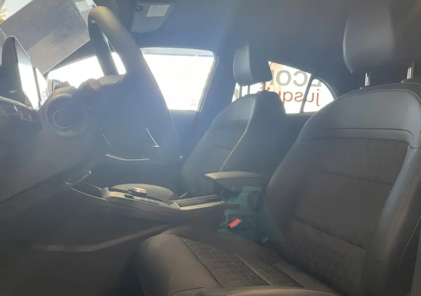 Vue intérieure côté gauche des sièges avant noirs en tissu et similicuir avec accoudoir central du MG3 1.5 Hybrid+ 195 Luxury.