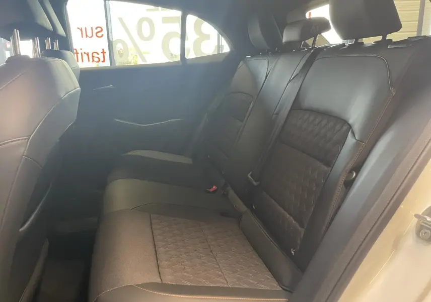 Vue intérieure côté droit des sièges arrière en tissu et similicuir noir du MG3 1.5 Hybrid+ blanc 2026.