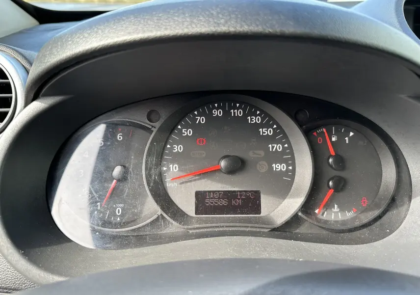 Tableau de bord du Nissan NV250 blanc 2020, vue frontale sur compteurs avec vitesse, régime et jauge carburant.