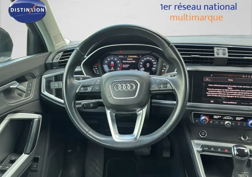 Vue intérieure centrée sur le volant Audi Q3 Sportback 2021, avec tableau de bord numérique et console moderne.