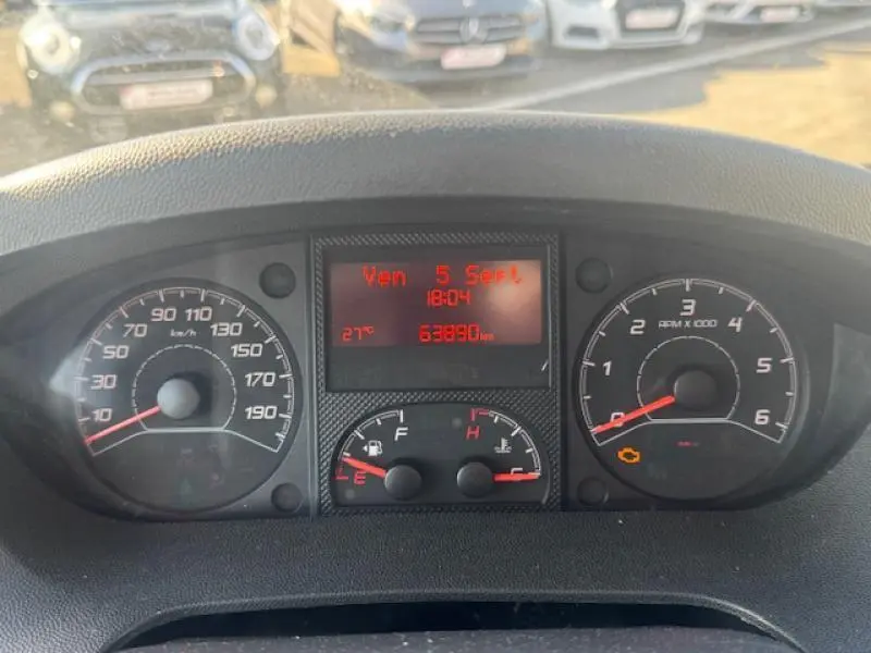 Tableau de bord du Peugeot Boxer Fourgon blanc, affichant compteur, compte-tours et écran digital rouge.